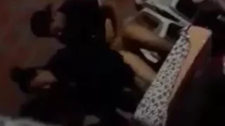 ولد ينيك حبيبته المحجبة فوق سطح العمارة