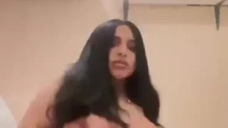 خليجية جسم جامد عارية تحط في كسها فرشاة اسنان