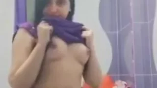 بنت تونسية تفشخ طيزها وكسها في الحمام