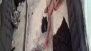 خادمة يمنية تلعب وتمص زبر سيدها وتركب علية