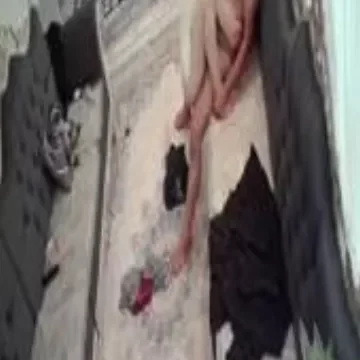 خادمة يمنية تلعب وتمص زبر سيدها وتركب علية