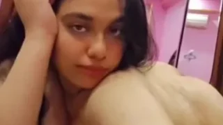 وزة من قطر تنام عارية علي بطنها عارية