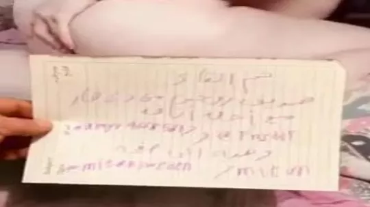 ديوث يهدي مراته لصاحبه ينيكها