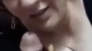 ميلف عراقية تهزر وتمص زبر عشيقها