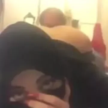 رجل عجوز يلحس كس وطيز عاهرة خليجية حلوة