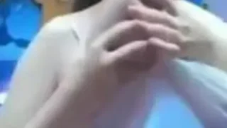 طالبة تطلع بزازها الكبيرة وتمصها في غرفة نومها