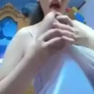 طالبة تطلع بزازها الكبيرة وتمصها في غرفة نومها