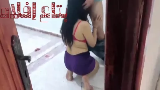 صاحبة المنزل تمص زبر العمال