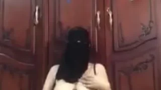 منقبة ترقص عارية وتدخل في كسها جزرة