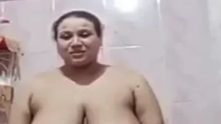 ميلف مصرية تخينة سمراء تستعرض في الحمام