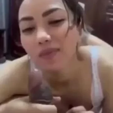 شابة مصرية دلوعة تمص وتبوس زبر عشيقها وتقوله بحبه