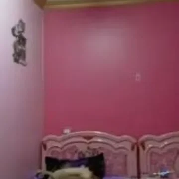 نيام مع مراته وهي عارية يحضنها ويبوسها