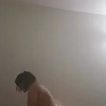 عاهرة تعمل مساج خاص في المنزل لرجل وينيكها جامد