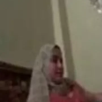 فتاة محجبة بنت بنوت مع صديقها في غرفة النوم