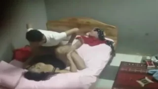 شاب يميني مع صحبته يعملو سكس رومانسي