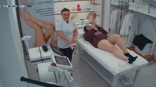 تصوير مخفي لمحجبة عارية داخل عيادة طبية