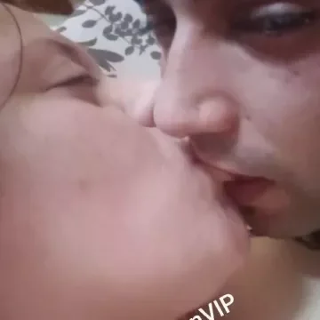 المتناكه تجيب عشيقها منزلها وينزل فيها بوس واحضان