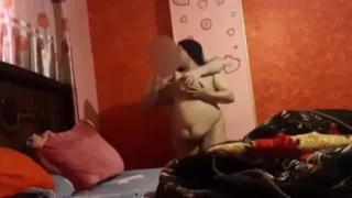 شرموطه مصرية مربربة تمص وتتناك في غرفة النوم