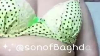 جزائرية جسم قشطه والرجل يحك زبه في كسها