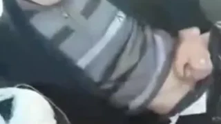 راجل عجوز ينيك قحبة داخل السيارة