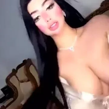 ملكه جمال خليجية تعرض بزازها علي النت