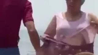 تونسية محجبة تعري بزازها علي شاطئ البحر