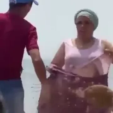 تونسية محجبة تعري بزازها علي شاطئ البحر