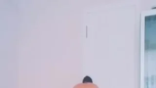 اماراتية تتناك وهي فاشخة كسها علي الكرسي