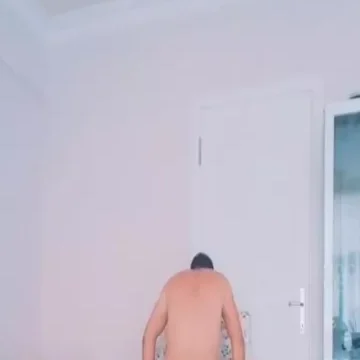 اماراتية تتناك وهي فاشخة كسها علي الكرسي