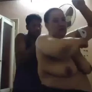 شاب مصري جايب شرموطة كبيرة ينيكها في شقته