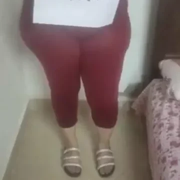 الشرموطة تكتب رقم تلفونها وتتناك في كسها الطري