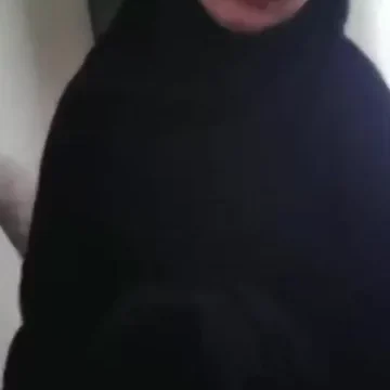 محجبة عراقية حلوة تمص اير صديقها الخول